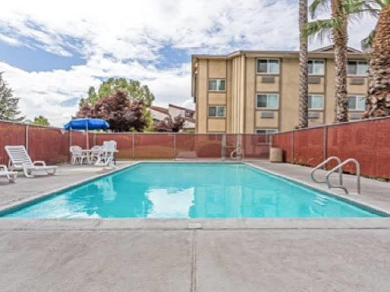 Super 8 By Wyndham Sacramento Carmichael Exterior foto